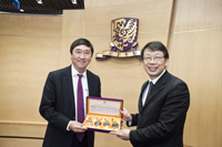 Prof. Joseph Sung, Vice-Chancellor presents souvenir to Prof. Chen Xi